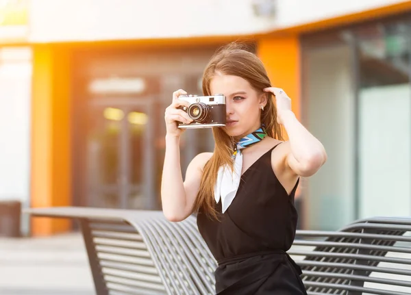 Menina Jovem Bonita Com Câmera Vintage — Fotografia de Stock