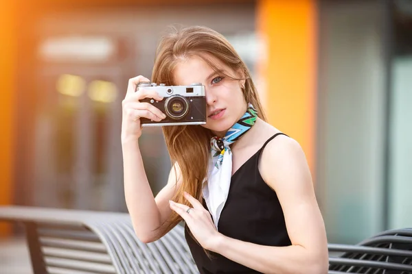 Junges Und Schönes Mädchen Mit Vintage Kamera — Stockfoto