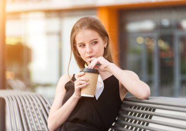 Sokakta güzel genç kız içecekler kahve