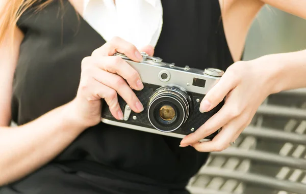 Jovem Com Uma Câmera Vintage Mãos Fechadas — Fotografia de Stock