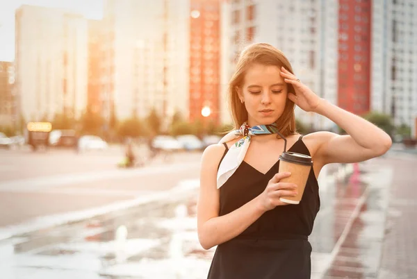 Schönes Junges Mädchen Trinkt Kaffee Auf Der Straße — Stockfoto