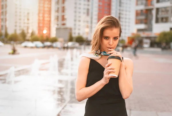 Schönes Junges Mädchen Trinkt Kaffee Auf Der Straße — Stockfoto