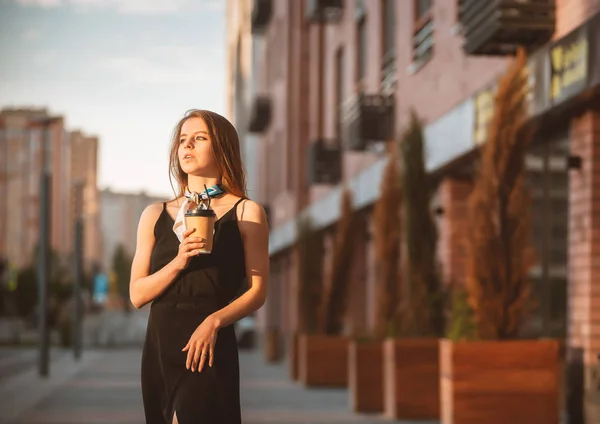 Junges Schönes Mädchen Mit Kaffee Auf Der Straße Sonnenuntergang — Stockfoto
