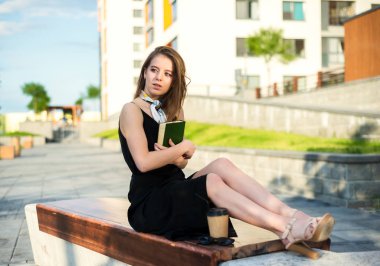 Dışarıda bir kitap ile çok güzel genç kadın
