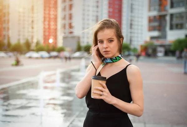 Fröhliche Junge Frau Trinkt Kaffee Auf Der Bank — Stockfoto