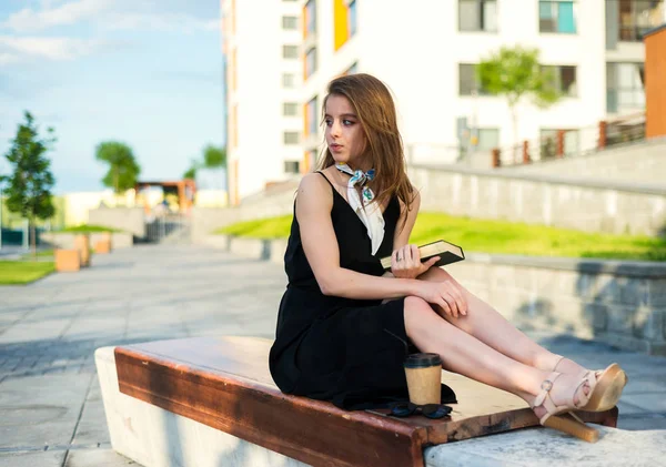 Sehr Schöne Junge Frau Mit Einem Buch Draußen — Stockfoto