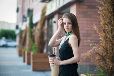 Sokakta kahve ile Çekici güzel kız