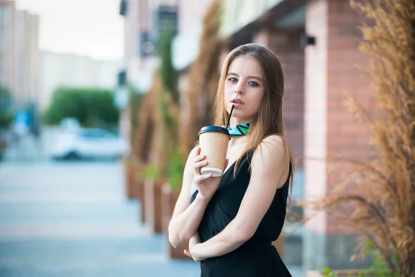 Attraktive Schöne Mädchen Mit Kaffee Auf Der Straße — Stockfoto