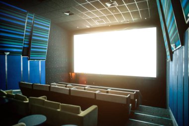 Sinema salonu iç. Beyaz ekran