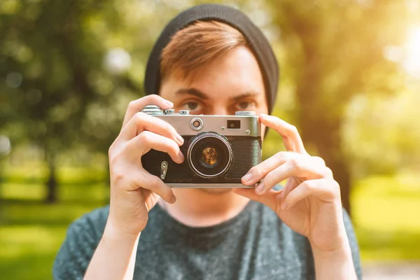 Man Vintage Camera Outdoor — Stock Photo, Image