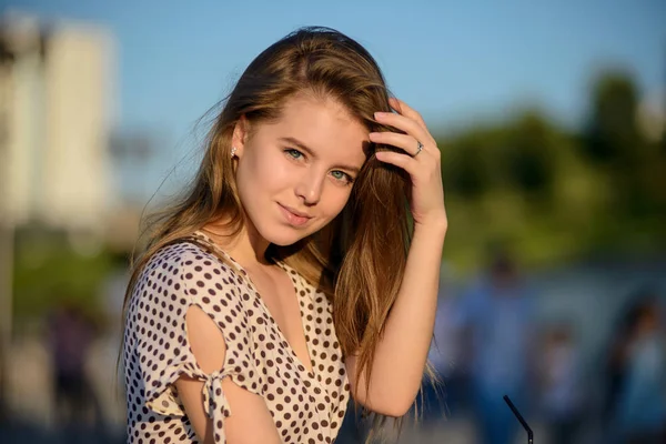 Menina Bonita Com Café Mão Senta Banco Rua — Fotografia de Stock