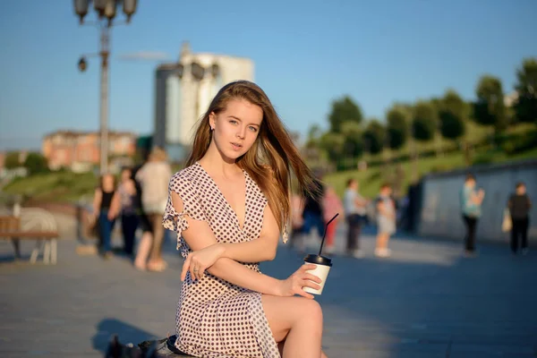 Schönes Mädchen Mit Kaffee Der Hand Sitzt Auf Einer Bank — Stockfoto
