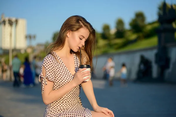 güzel kız içecekler kahve açık havada