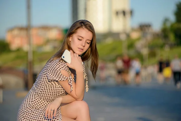 Schönes Mädchen Hellen Kleid Mit Smartphone — Stockfoto