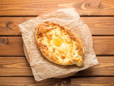 Ahşap arka planda Khachapuri. Üstte görüntü