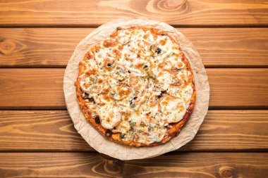 Ahşap arka planda pizza. Üstte görüntü