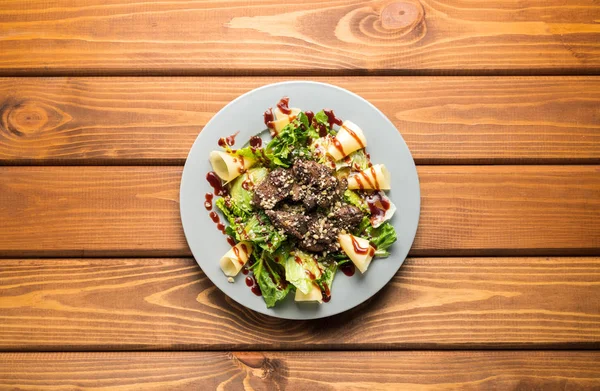 Salada Com Queijo Carne Ervas Fundo Madeira — Fotografia de Stock