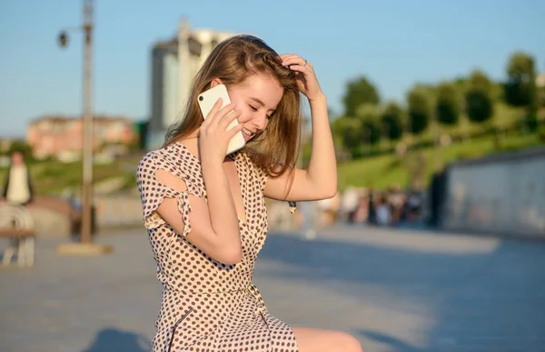 Schöne Mädchen Einem Hellen Kleid Telefoniert — Stockfoto