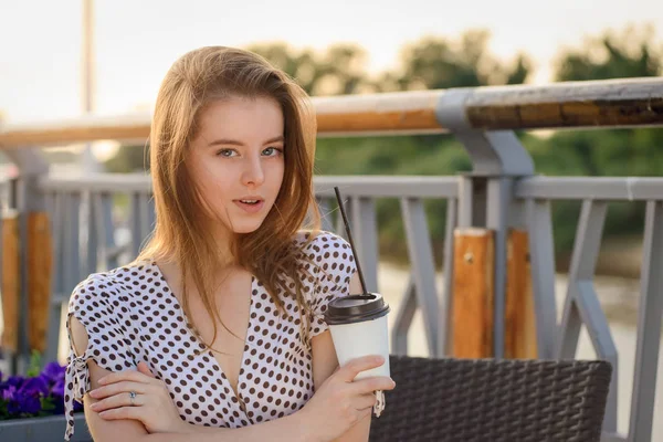 Menina Bonita Vestido Leve Com Café Rua Pôr Sol — Fotografia de Stock