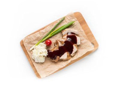 Soslu et kesme, soğan, domates, beyaz arka planda izole lahana