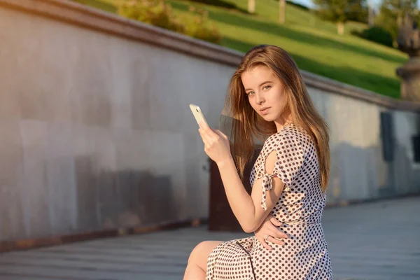 Schöne Mädchen Einem Hellen Kleid Mit Dem Smartphone Auf Der — Stockfoto