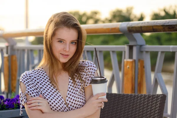 美丽而快乐的年轻女子坐在街上的咖啡店里 — 图库照片