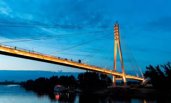 Aşıkların köprüsü Tyumen. Akşam manzarası