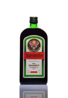 Tyumen, Rusya - 9 Ekim 2019: Jagermeister,% 35 oranında alkol içeren 56 bitki ve baharatla yapılan bir sindirim sistemidir. Mast-Jgermeister Se 'nin amiral gemisi.