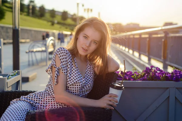 Bella Felice Bella Giovane Donna Seduta Caffè Strada — Foto Stock