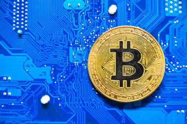 Bir bilgisayar panosunun arka planında bitcoin