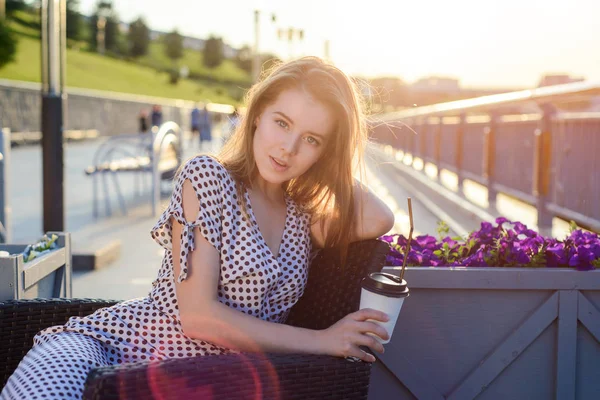 Schöne Glückliche Hübsche Junge Frau Sitzt Einem Straßencafé — Stockfoto