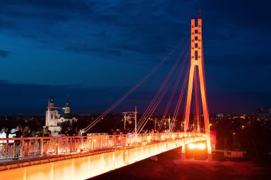 Rusya, Tyumen, Haziran 2019: Tyumen seti üzerindeki köprü ve gece ışıkları