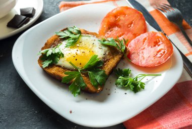 Yumurta ve domatesli tost.