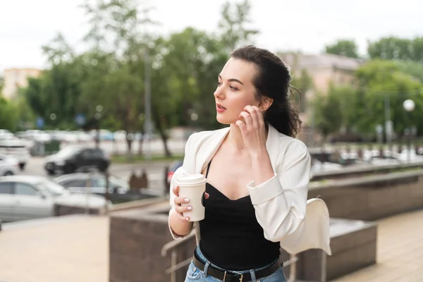 Schöne Süße Mädchen Mit Einer Tasse Kaffee Freien — Stockfoto