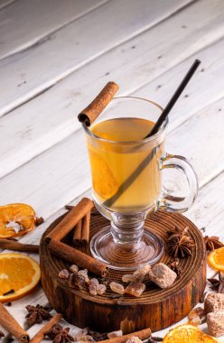 Bir bardak içki. Baharatlı, ılık sonbahar ve kış içecekleri.