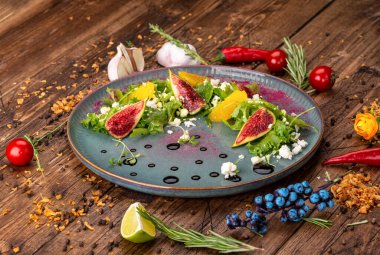 İncirli salata ve keçi peyniri.