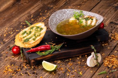 Ekmekli lezzetli et suyu.