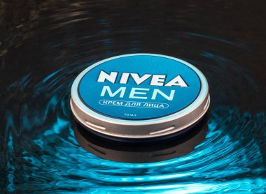 TYUMEN, RUSSIA - 8 Ekim 2020 Nivea, Almanya 'da vücut bakımı alanında uzmanlaşmış bir özel bakım markasıdır. Hamburg merkezli Beiersdorf Global AG şirketine ait.