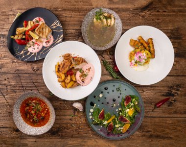 Akdeniz mutfağı çorbaları salatalar, ana yemekler.