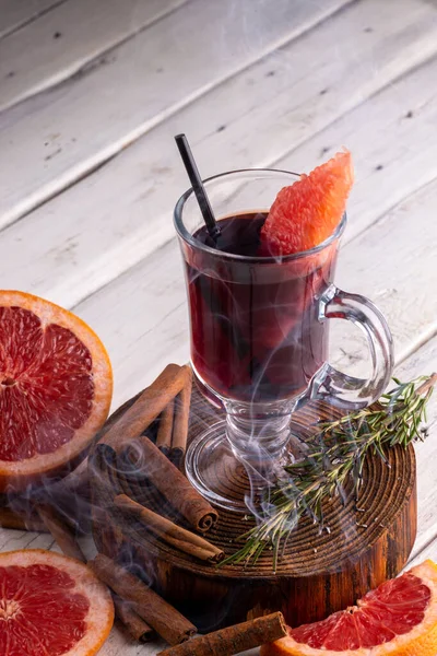 Ein Glas Glühwein Würzige Zitrusfrüchte Wärmen Herbst Und Winter Trinken — Stockfoto