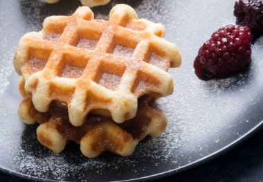 Viyana waffle 'ı ve böğürtlen. Görüntüyü kapat