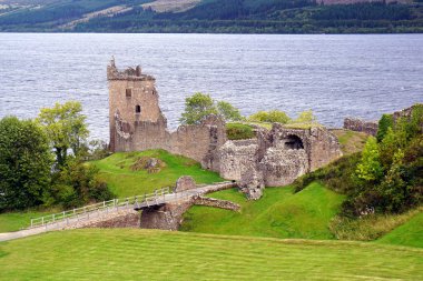 Urquhart Kalesi ve Loch Ness