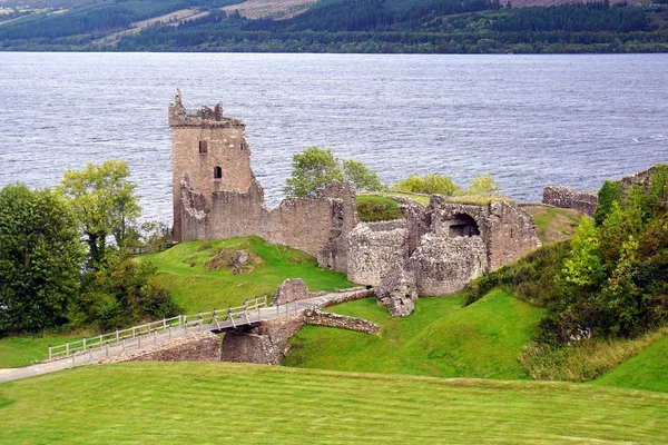 Urquhart Kalesi ve Loch Ness