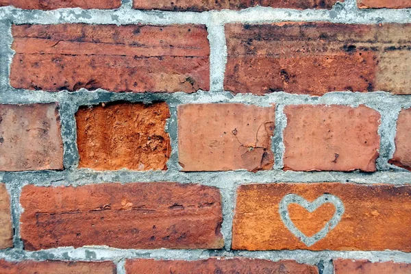 Bir kalp Ile tuğla duvar