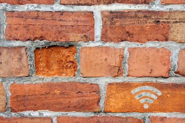Kırmızı tuğla duvar üzerinde Wi-Fi simgesi