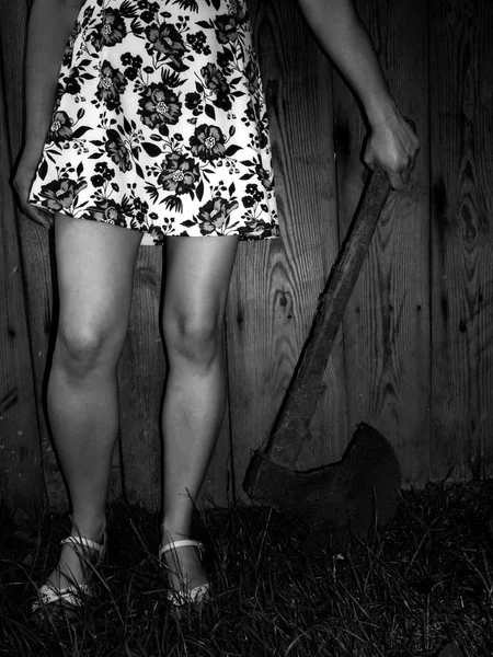 Chica con un hacha — Foto de Stock