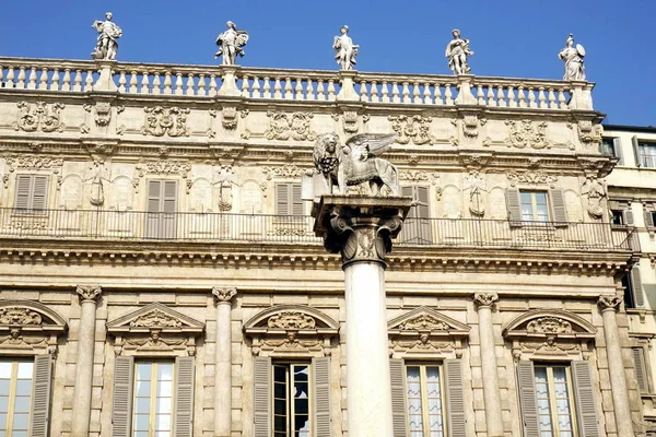 Leeuw van St Mark en Palazzo Miseur — Stockfoto