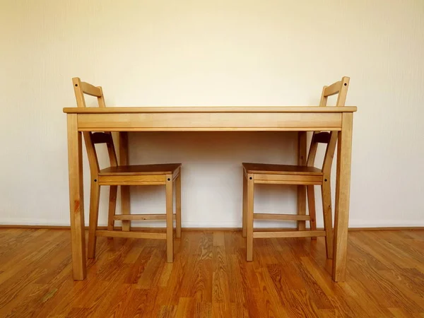 Деревянный стол и два стула — стоковое фото