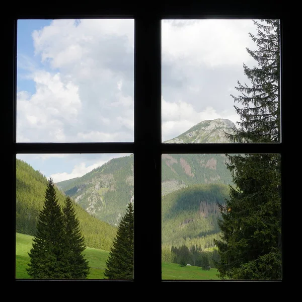 Okno s výhledem na horské údolí — Stock fotografie