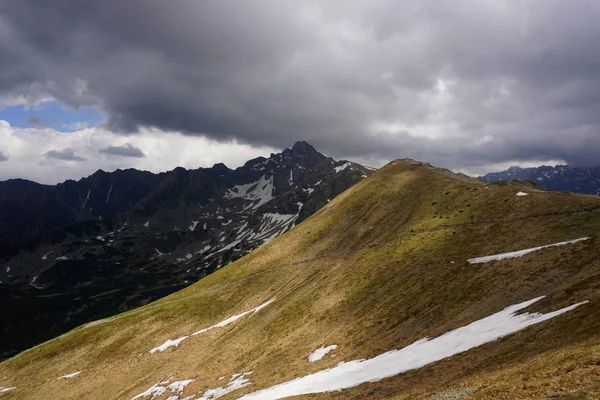 Vista de la montaña Swinica en las montañas Tatra, Polonia —  Fotos de Stock